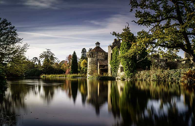 schoene landschaft mit schloss