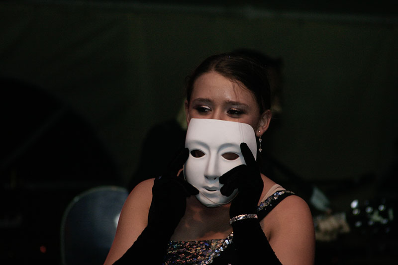 Frau mit Maske